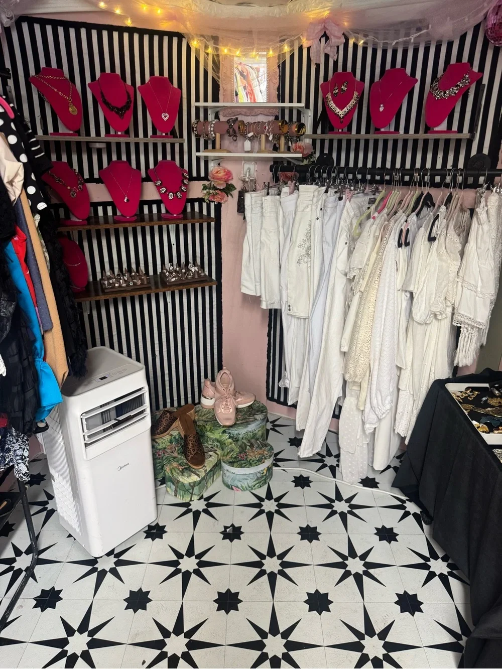 Vendor boutique thrift trailer business w/ inventory